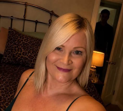 **Poslala sam svom mužu selfie iz naše spavaće sobe dok je bio na poslovnom putu — nekoliko sekundi kasnije nazvao me uspaničeno i upitao: „Tko stoji iza tebe?“ Okrenula sam se… i krv mi se sledila u žilama.**