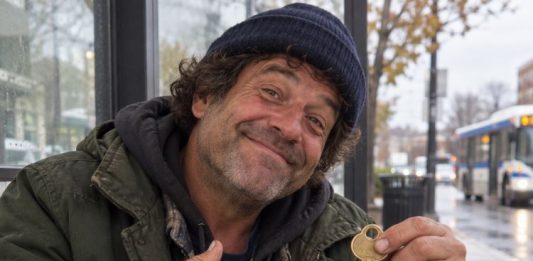 Prerušen u beskućnika ušao sam u vlastiti restoran kako bih otkrio zašto gubimo stalne goste — osoblje me ismijavalo, odbijalo mi dati čašu vode i na kraju me gurnulo na pod, ali kad je policija stigla, nitko nije očekivao da će jedna stara snimka razotkriti mnogo veću izdaju