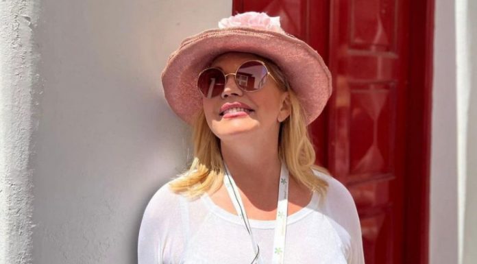 Suzana Mančić se opustila na rajskom ostrvu! Pozirala u kratkom šortsu i izazvala haos na društvenim mrežama (FOTO)