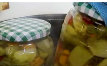 STARE GRKINJE SREMAJU NAJSOČNIJU ZIMNICU: Turšija sa belim lukom u tegli – svake godine je prave po tom receptu