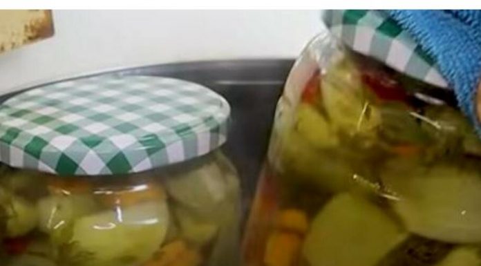 STARE GRKINJE SREMAJU NAJSOČNIJU ZIMNICU: Turšija sa belim lukom u tegli – svake godine je prave po tom receptu