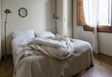 BEOGRAĐANI KUPILI KREVET PREKO MREŽA PA OSETILI ČUDAN MIRIS: Kad su skinuli štof imali šta i da vide! Ovo je baš JEZIVO (FOTO)