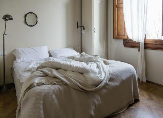 BEOGRAĐANI KUPILI KREVET PREKO MREŽA PA OSETILI ČUDAN MIRIS: Kad su skinuli štof imali šta i da vide! Ovo je baš JEZIVO (FOTO)