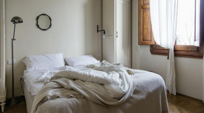 BEOGRAĐANI KUPILI KREVET PREKO MREŽA PA OSETILI ČUDAN MIRIS: Kad su skinuli štof imali šta i da vide! Ovo je baš JEZIVO (FOTO)