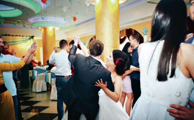 SKANDALOZNA SCENA NA SVADBI U BEOGRADU: Gosti ostali do jutra, a onda ih sačekao HLADAN TUŠ