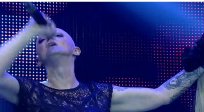 Pred smrt: Jedva stoji na nogama, suze lije dok peva! Isplivao poslednji nastup Done Ares koji izaziva jezu u kostima: Pretužno! (VIDEO)