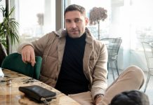 Sam sedi, ali detalji na stolu ga odali: S kim je Duško Tošić uživao u restoranu na Dorćolu