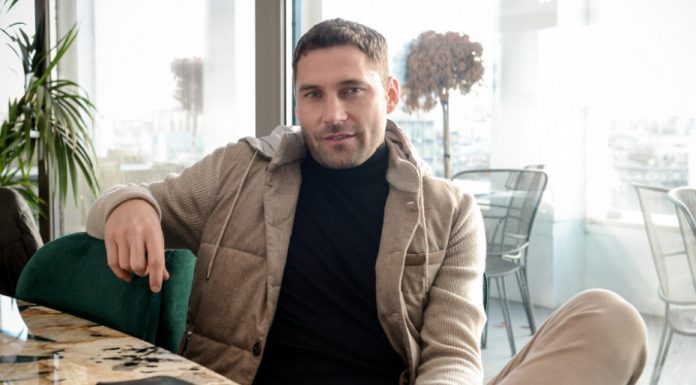 Sam sedi, ali detalji na stolu ga odali: S kim je Duško Tošić uživao u restoranu na Dorćolu