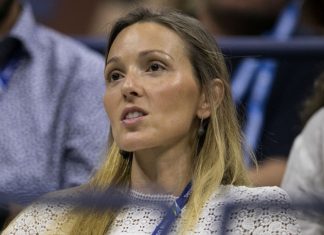 Dubok šlic, gola leđa… Jelena Đoković druga žena, da li je ovo njeno najizazovnije izdanje