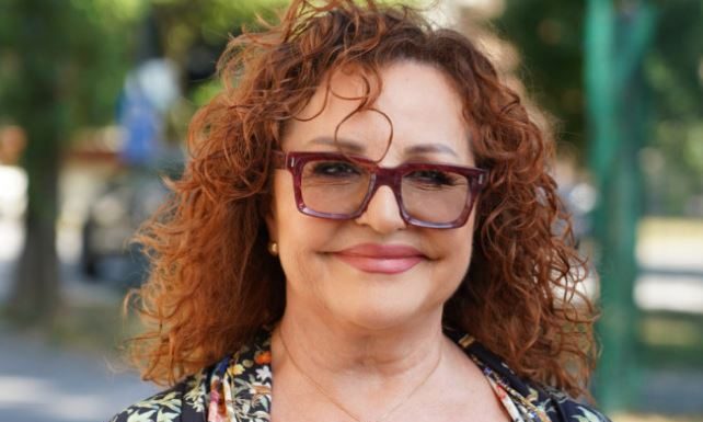 Ko bi se usudio?Ana Bekuta na udaru žestokih kritika zbog prsluka, a tek da vidite koju tašnu je uz njega uklopila (FOTO)