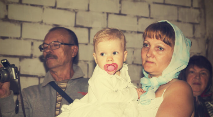 “DOK SAM ŽIVA NEĆU DA DOPUSTIM DA MOJA UNUKA UPOZNA SVOJU MAJKU”: Kada čuju, svi aplaudiraju na ODLUCI ove žene