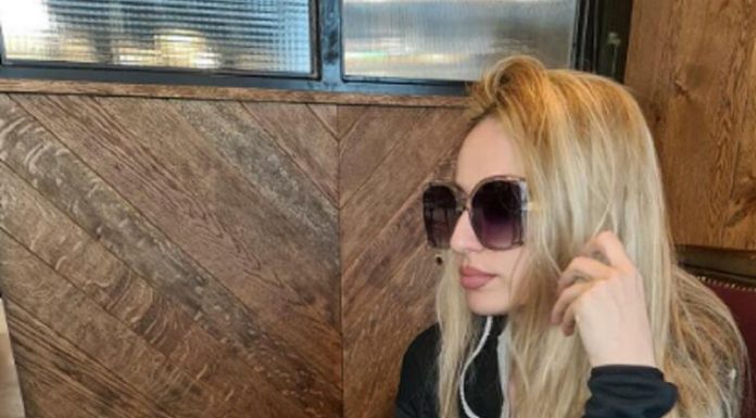 KUPALA SE U POLJSKOM TOALETU NA SELU, MAJKA JOJ UMRLA NA RUKAMA: Nije imala za odeću, a sad zarađuje više od pola SRBIJE