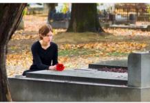 Dva mjeseca je na grobu muža viđala TUĐE cvijeće: Pomislila da je imao ljubavnicu, pa doživjela još veće iznenađenje