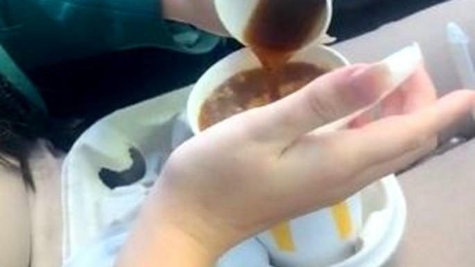 “KAD SAM VIDEO ŠTA RADE SA BURGERIMA…” Radnik lanca brze hrane zapanjio ispovešću, evo šta se radi sa hranom koju svi jedemo!