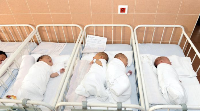 ĆERKA UOPŠTE NIJE LIČILA NA NJEGA, stalno optuživao suprugu da ga je prevarila: Nakon 4 decenije uradili DNK test i svi ostali u šoku