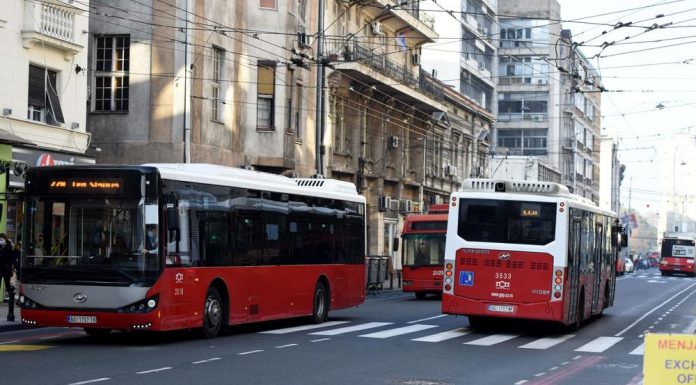 “NE USTAJEM STARIJIMA U PREVOZU, I JA SAM UMORAN” Lavina komentara zatrpala mladića posle priznanja na mrežama
