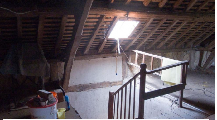 BRAČNI PAR NA TAVANU NAŠAO MASKU I PRODAO JE ZA 150 EVRA Kada su uskoro videli jednu vest u novinama, UMALO NISU PALI U NESVEST