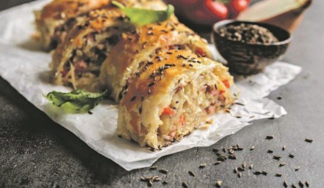 SAVRŠENO MEZE: Pikantna štrudla sa POPULARNOM NAMIRNICOM koja odlično ide uz pivo