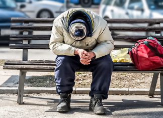 Doktorka Gordana iz Novog Sada ostala u šoku kada je u BESKUĆNIKU NA ULICI prepoznala svog kolegu: “Ovo je čovek o koga se život ogrešio”