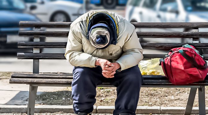 Doktorka Gordana iz Novog Sada ostala u šoku kada je u BESKUĆNIKU NA ULICI prepoznala svog kolegu: “Ovo je čovek o koga se život ogrešio”