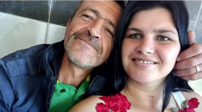 Kad mu je žena umrla BOSANAC zaveo 25 GODINA MLAĐU: Ona se razvela i sada čuva njegovih 10 djece u kući bez struje