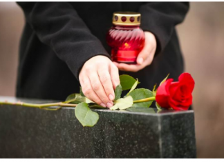 NOSIMO GOMILE HRANE NA GROBLJE, A OVO ZABORAVIMO: Za zadušnice je jedna stvar obavezna