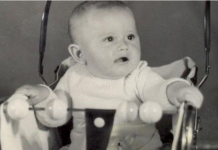 Dečak beba sa slike danas je proslavio 60-i rođendan – Mnogima je omiljeni voditelj, da li ga prepoznajete?