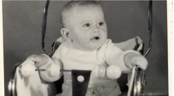 Dečak beba sa slike danas je proslavio 60-i rođendan – Mnogima je omiljeni voditelj, da li ga prepoznajete?