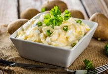 Dodajte samo jednu kašiku ovog SASTOJKA I VAŠA krompir salata će biti savršena (RECEPT)