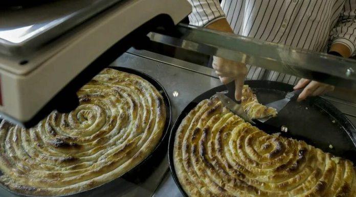 Napravite pravi BOSANSKI BUREK od gotovih kora: Kada ga jednom probate uvijek ćete da ovako pripremati, prste da poližeš