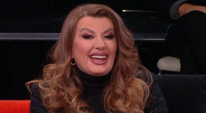 Pogledajte NOVOGODIŠNJU DEKORACIJU koju je Viki Miljković platila 2.500 evra: Svi je prozivaju, pravi kič – Samo fali DEDA MRAZ