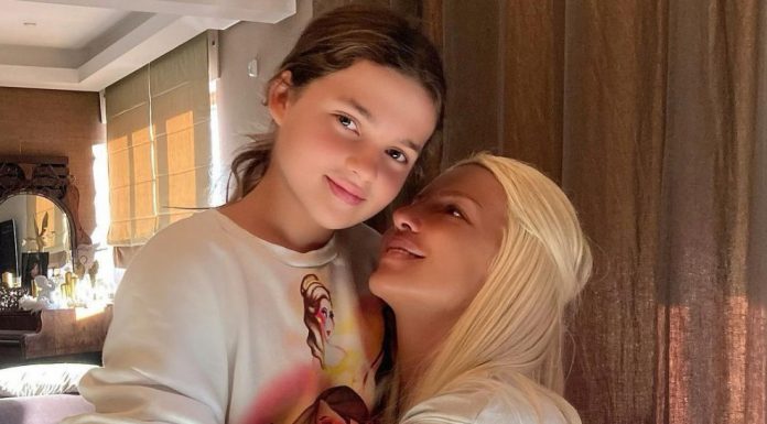 Ekscentrična na mamu: Asesoar Nike Tošić je GLAVNA TEMA, pogledajte šta sada ima u svom garderoberu (VIDEO)