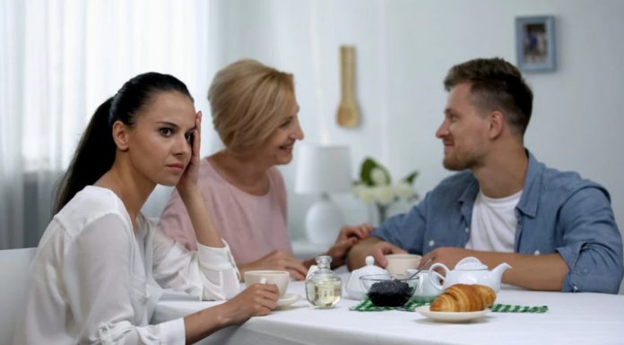 Najgore SVEKRVE se rađaju u ova TRI horoskopska znaka: Zbog njih se RAZVODITE u sekundi, smeškaju vam se a prave pravi PAKAO!