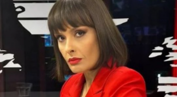 Ljudi gledaju i ne veruju: Srpska voditeljica snimljena ispod stola, da li je moguće da nosi ovo u programu uživo, ludilo (Foto)