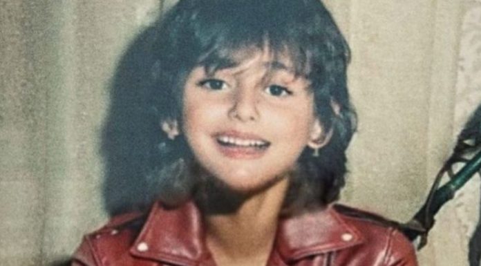 Samo je oči odaju: Ni za sto života nećete pogoditi ko je pjevačica sa slike! (Foto)