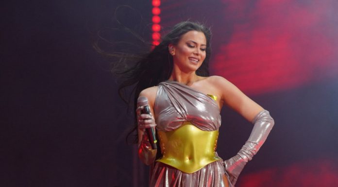 Sad je jasno od koga je nasledila lepotu – Milica Pavlović u zagrljaju majke Mirjane: Fotografija govori više od hiljadu reči