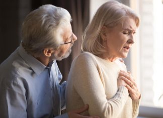 7 SIMPTOMA SRČANOG UDARA KOD ŽENA: Bol u grudima nije uvek jedini SIGNAL – Dobro obratite pažnju!