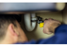 DOBRO PAZITE! – MAJSTOR OTKRIO ŠTA NIKAKO NE SMETE DA SIPATE U SUDOPERU: “To je pravi cement za cev”