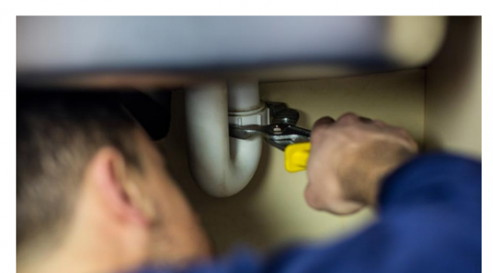 DOBRO PAZITE! – MAJSTOR OTKRIO ŠTA NIKAKO NE SMETE DA SIPATE U SUDOPERU: “To je pravi cement za cev”