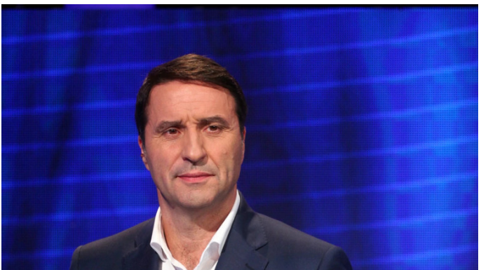 Šta napravi čovek?! – Možete li uopšte da zamislite Memedovića kako kiti jelku? – Ovakvu novogodišnju dekoraciju niko nema!