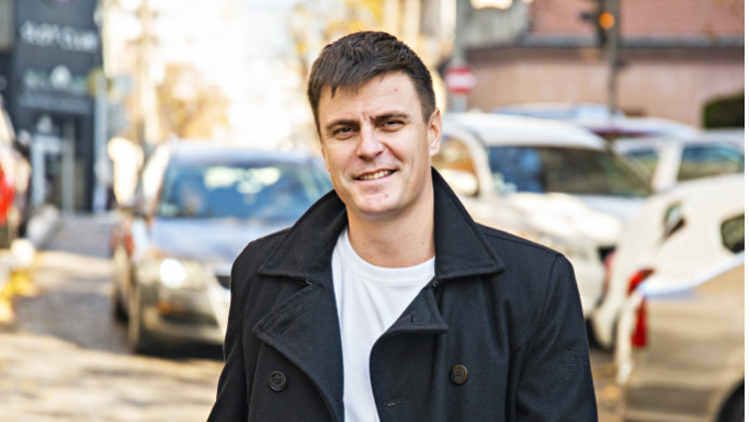 Momak za ženidbu: Vuk Kostić oduševio kako je dekorisao stan – Ovakvu jelku JOŠ NISTE VIDELI! (FOTO)