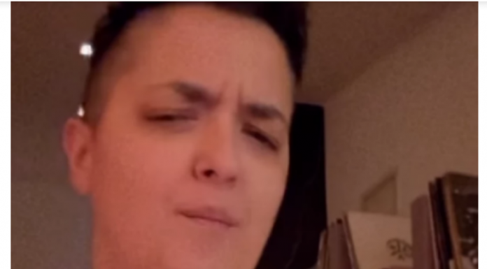 NOVI SNIMAK MARIJE ŠERIFOVIĆ USIJAO DRUŠTVENE MREŽE: PEVAČICA PRVI PUT USNIMLJENA SA SINOM! Uzela ga u naručje, ovako ga uspavljuje!