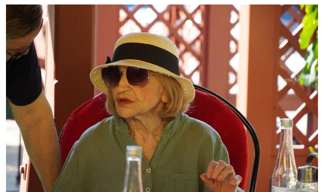 DA LI JE MOGUĆE DA OVDE ŽIVI MIRA BANJAC? U dom VELIKE GLUMICE retko ko može da PROVIRI, evo kako zapravo izgleda