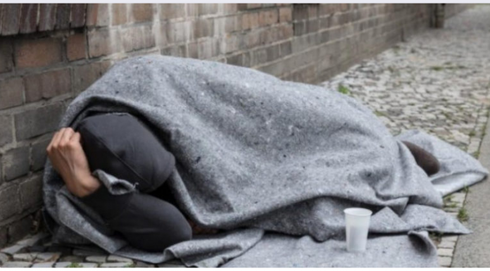 “TO JE ACA, ZAVRŠIO JE ETF, ŽIVEO U KANADI”: Tužna istina o BESKUĆNIKU koji spava u beogradskom tramvaju! (FOTO)