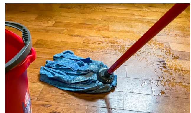 Dodajte samo kašiku ovog začina u vodu kojom brišete podove: Bit će vam krivo što za ovo niste prije znali! (Foto)