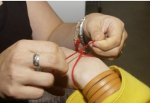 MNOGI NOSE CRVENI KONAC OKO RUKE, A NEMAJU POJMA ŠTA TO ZNAČI: Evo šta on simbolizuje