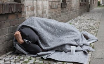 Žena iz Novog Sada prišla beskućniku da mu da nešto novca: Šokirala se kada je saznala ko je on