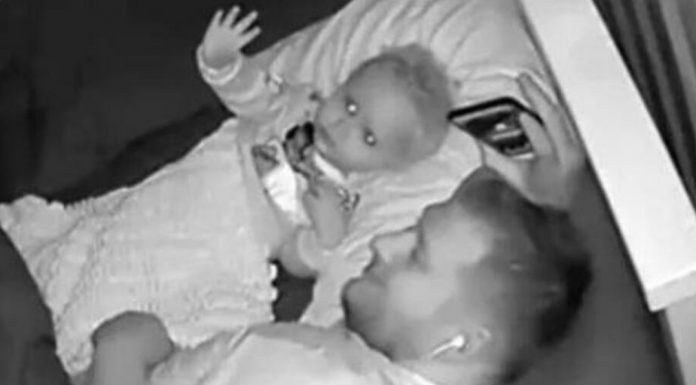 BEBA JE IZ KREVETA UPORNO MAHALA NEKOME: Kada je otac pregledao SNIMAK, umro je od straha (VIDEO)