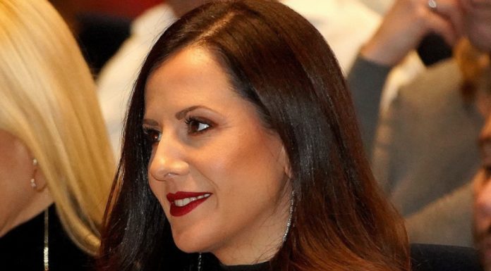 PRVA DAMA SRBIJE građanima čestitala Novu godinu, ali svi govore o njenoj haljini: Boja koju niko nije očekivao na Tamari Vučić