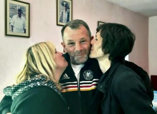 SRBIN RADIŠA ŽIVI SA DVE ŽENE – Komšije ga špijuniraju iz prikrajka a POP NJEGOVU KUĆU ZAOBILAZI U ŠIROKOM LUKU